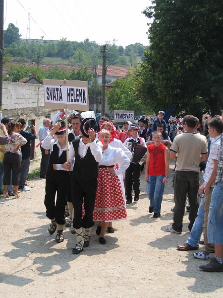 01A.jpg - Tanečníci se řadí k slavnostnímu průvodu po vesnici