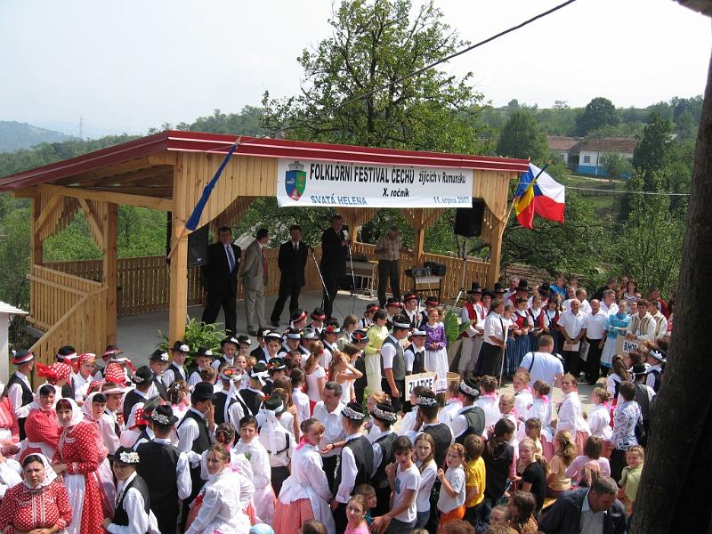 02A.jpg - Předseda DSSČR a další hosté při slavnostním zahájení festivalu