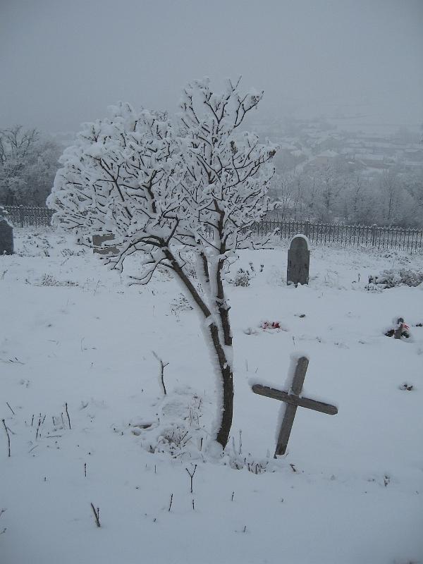 06celkove.jpg - Vesnice v zimní mlze, pohled z místního hřbitova
