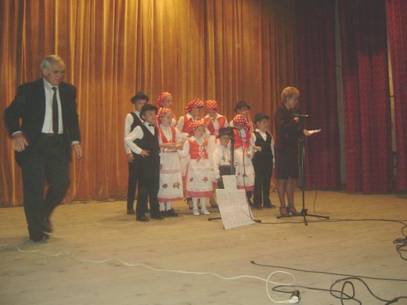 detsky-fest07.jpg - Soubor Holubička z Moldovy Nouă s učitelkou Alenou Gesce