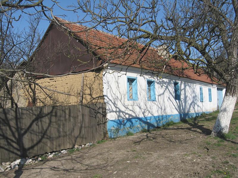 06domy.jpg - Karbanovo stavení, staré přes 100 let; stěny jsou truplované