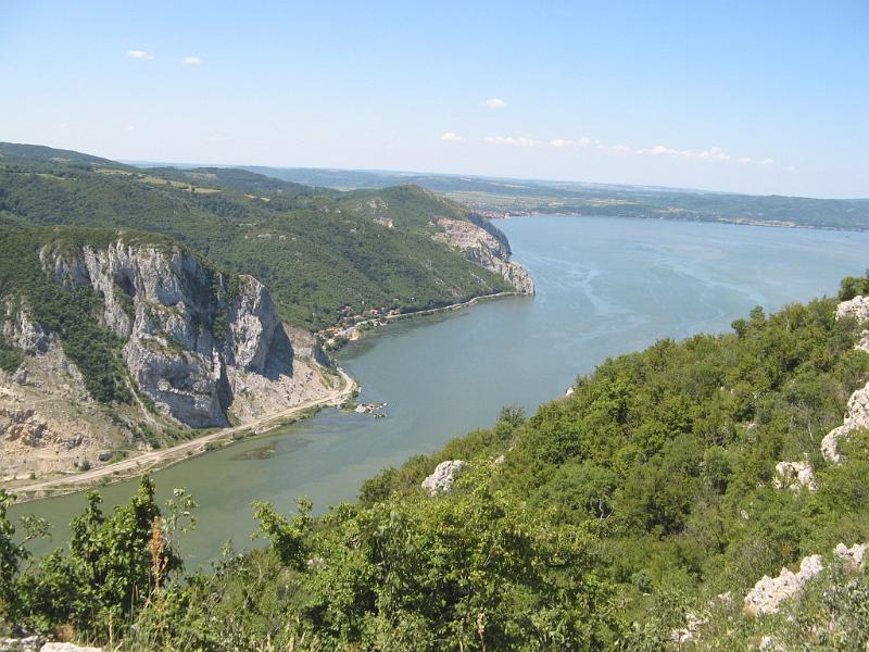 03za-vsi.jpg - Pohled z rumunské strany přes Dunaj do Srbska (foto J. Rejšek)