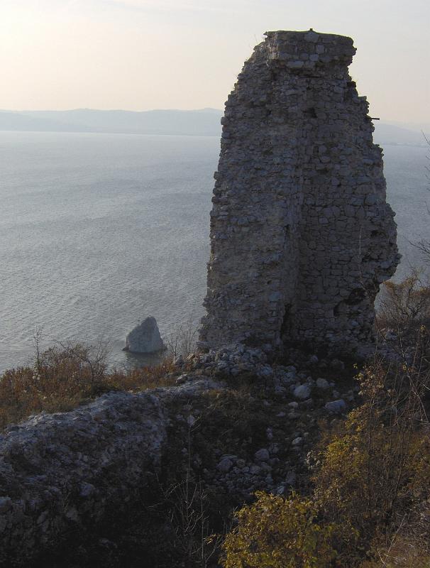 02zajimavosti.jpg - Ruiny středověkého hradu nad Coronini