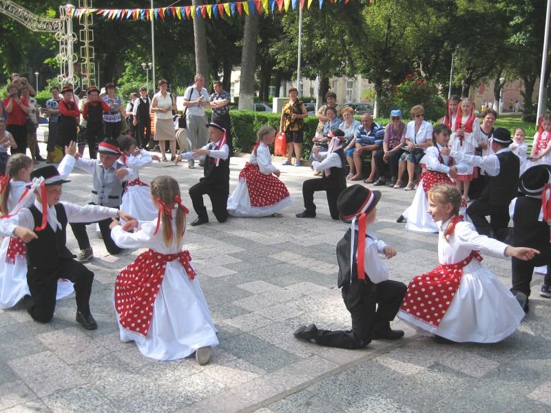 f05.jpg - Soubor ze Svaté Heleny tančí svůj nejoblíbenější tanec – „Ševcovského“