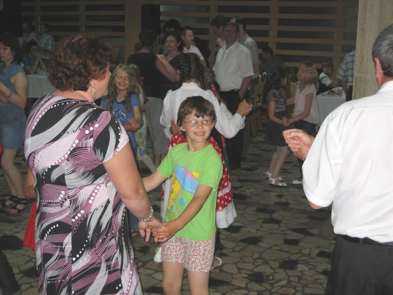 f11.jpg - Helenští si dokázali večerní tančení pěkně užít – děti i dospělí