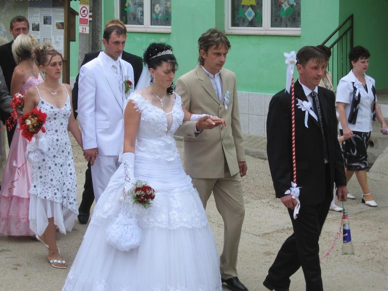 svatba_05.jpg - Nevěstu doprovází do kostela nejstarší mládenec, ženicha nejstarší družička.