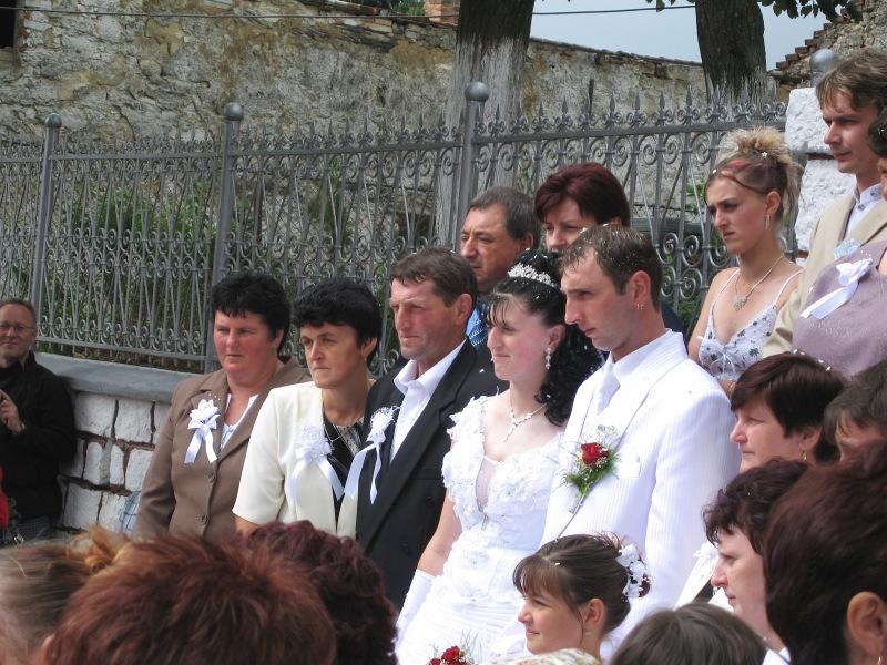 svatba_06.jpg - Novomanželé, jejich rodiče a kmotři po dokončení svatebního obřadu v katolickém kostele.