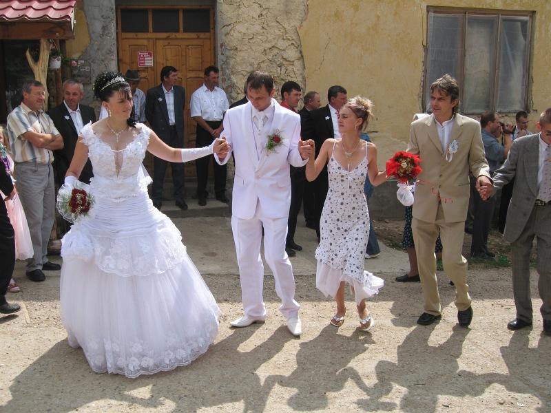 svatba_07.jpg - Nevěsta se ženichem zahajují první slavnostní tanec zvaný „hora“.