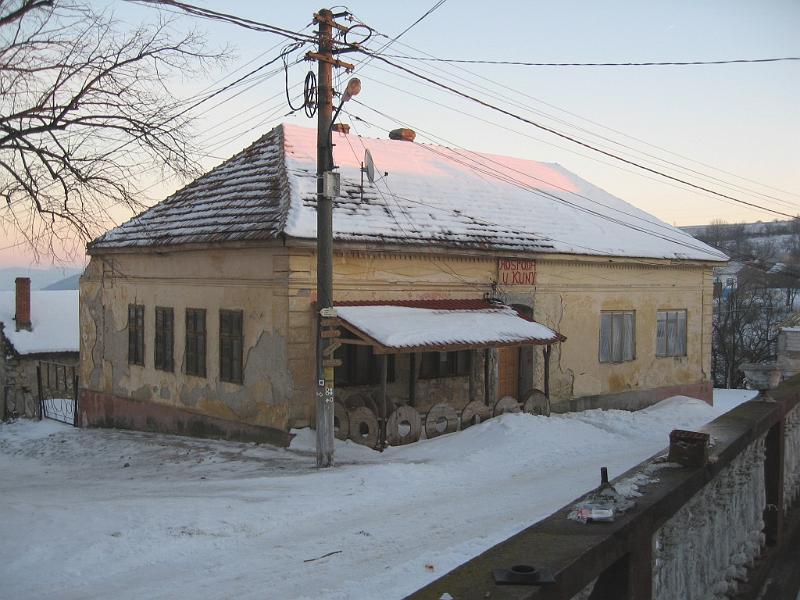 01S.jpg - Jedna ze starých školních budov, dnes slouží jako hospoda