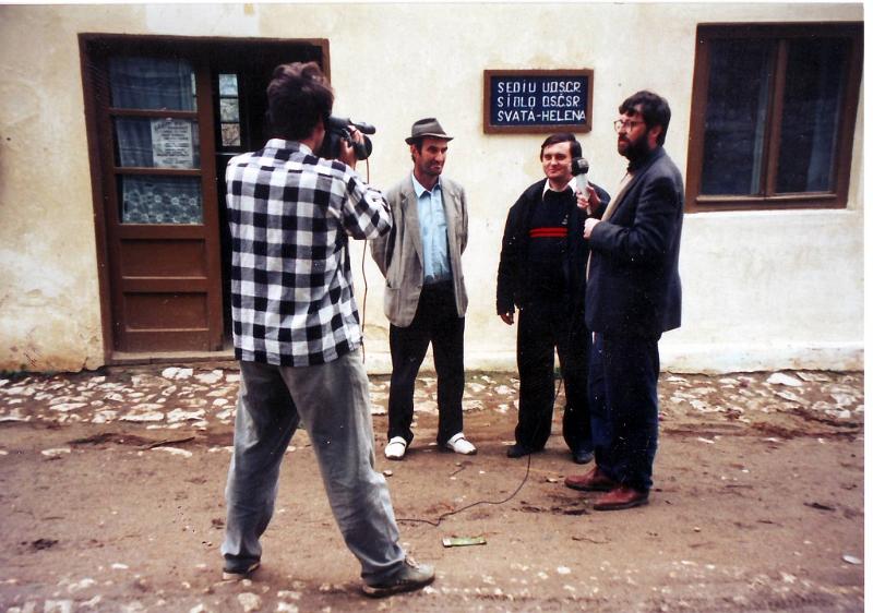 04S.jpg - Bývalý velvyslanec pan Jaromír Plíšek (vpravo) s představiteli MO DSSŠR (1998)