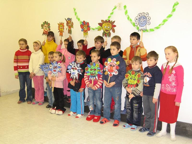 11S.jpg - Děti z 1.-4. třídy před vánoční besídkou (Vánoce 2007)