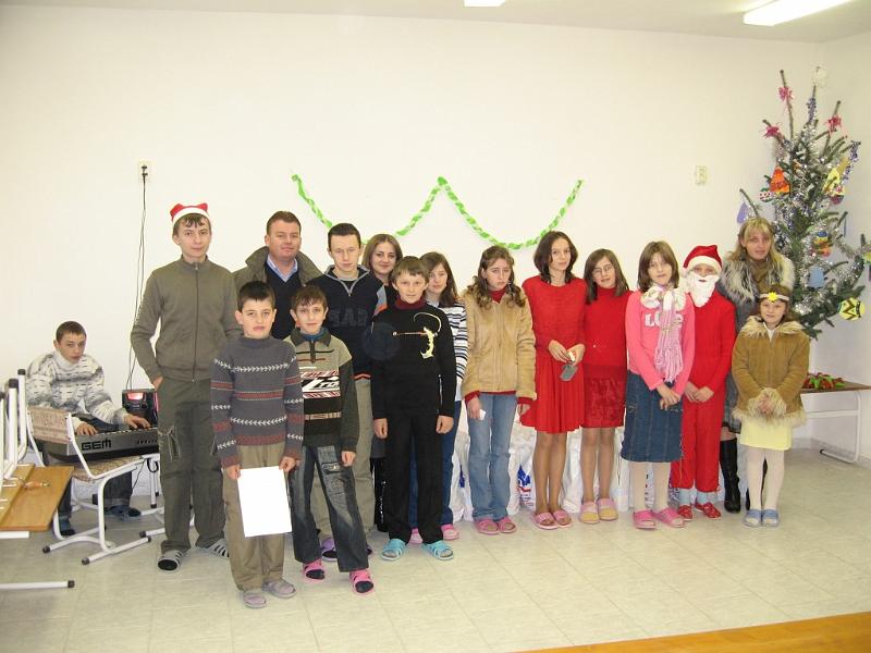 12S.jpg - Děti z 5.-8. třídy při vánoční besídce (Vánoce 2007)