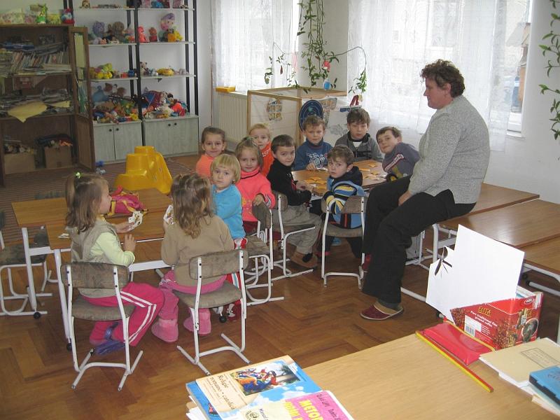 06S.jpg - Děti z mateřské školky s místní paní učitelkou