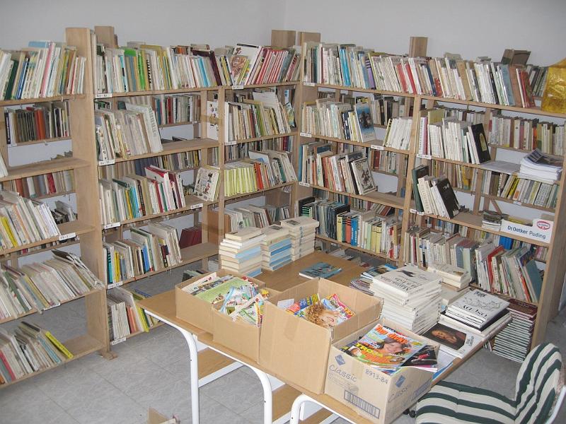 07S.jpg - V knihovně je téměř 5000 českých a 1000 rumunských knih